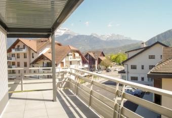 Le Saint-Jore - 2 bedroom apartment balcony & parking has Balcony rooms