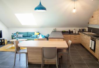 La Champanaise - Appartement 2 chambres    300m du Lac d Annecy has Balcony rooms