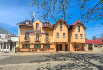 Vikt  ria Panzi   Zam  rdi has Balcony rooms