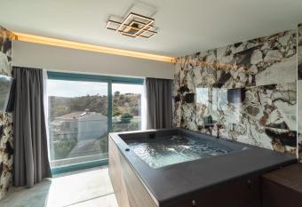 Villa Gonates has rooms with a private hot tub