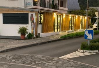 H  tel le petit randonneur has Balcony rooms