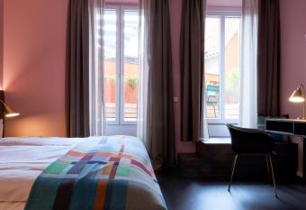 Central Hotel M  nster allows 18 year olds to book a room