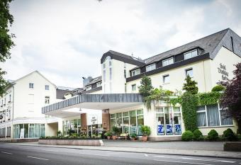 Hotel Deutscher Hof allows 18 year olds to book a room