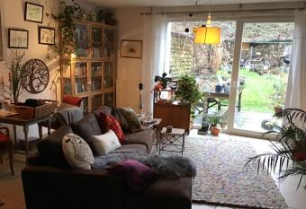 jolie maison allows 18 year olds to book a room