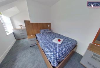 Victoria House - Deluxe Studios in Coventry City Centre, free parking, by COVSTAYS allows 18 year olds to book a room