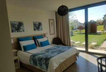 Le Jardin des Pies has Balcony rooms