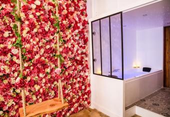 Suite romantique avec Jacuzzi - Hypercentre, Place Jean Jaur  s allows 18 year olds to book a room