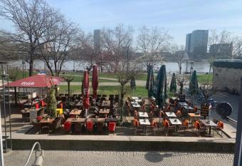 City Apartments in K  ln am Rheingarten allows 18 year olds to book a room