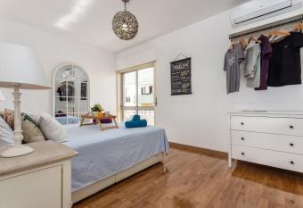 Magic Theatre Faro Center allows 18 year olds to book a room