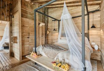 Atma Eco Village has rooms with a private hot tub