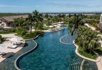 New World Hoiana Hotel allows 18 year olds to book a room