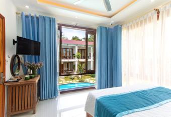 Caesar Phu Quoc Hotel has rooms with a private hot tub