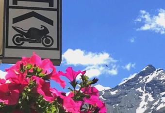 chambres d   tapes allows 18 year olds to book a room