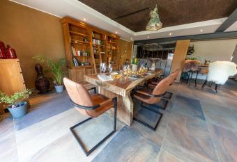 Green & Breakfast allows 18 year olds to book a room