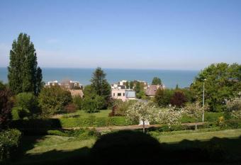 Bel appartement vue sur mer allows 18 year olds to book a room