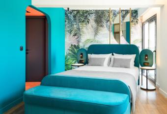 Colors Hotel Athens has rooms with a private hot tub