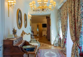 Villa Valentini Bonaparte allows 18 year olds to book a room