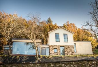 Eira Gundi  n allows 18 year olds to book a room