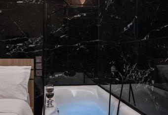 NOHO Boutique , premium living Lazeon 7 has rooms with a private hot tub