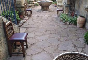 A la Sombra de la Torre has rooms with a private hot tub