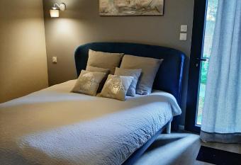 La Villa Claudia has Balcony rooms