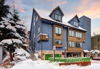 Massive 10 Bed 10 Bath Luxury Mountain Home in Old Town has rooms with a private hot tub