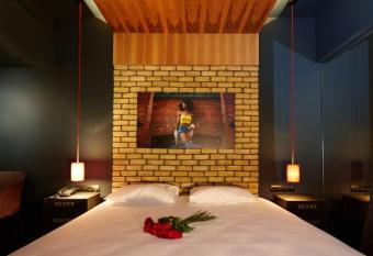 THE CRYSTAL BLUE XAIDARI HOTEL allows 18 year olds to book a room