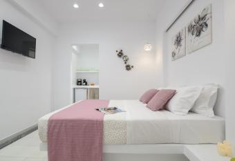 Jardin De Castillo , Naxos Town allows 18 year olds to book a room