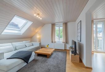 Minze has Balcony rooms