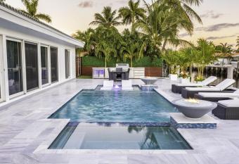 Upscale Pompano Beach Getaway home, 3 bed, 2 bath, Sleeps 8 has Balcony rooms