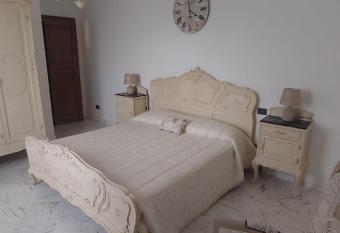 IL CASALE DEL MAGRA has rooms with a private hot tub