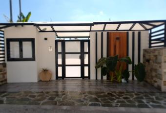 Olivujoj Villajoj - Deluxe Villa with Detached Pool House allows 18 year olds to book a room