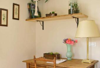 La Vieille Ferme de Grasse has Balcony rooms