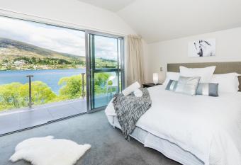 Lakeside Luxury with Spa has rooms with a private hot tub