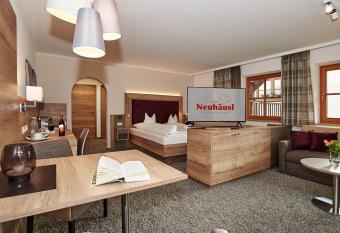 Hotel Neuh  usl Superior has Balcony rooms