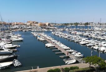 Studio cabine VUE PORT avec parking priv  , piscine, parc, boulodrome allows 18 year olds to book a room