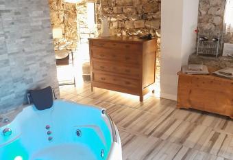 La grotta dell Antica Calvasino allows 18 year olds to book a room