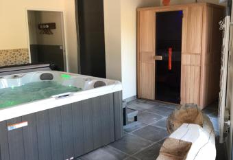 Escale beaut   le Crotoy allows 18 year olds to book a room