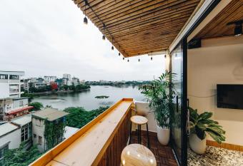 The Autumn Homestel has Smoking/Balcony rooms