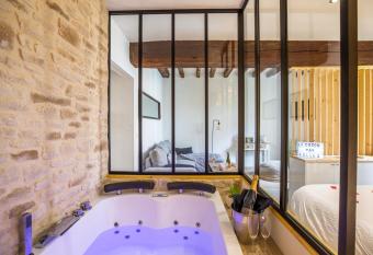 Cocon    Bulles Chic vue Cath  drale avec Spa-jacuzzi has rooms with a private hot tub