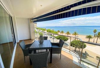 Roses Casc Antic SL Avda Rodhe allows 18 year olds to book a room