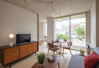 Aparthotel Oporto Anselmo has rooms with a private hot tub