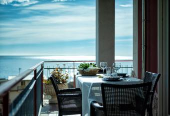 Appartment Rachel allows 18 year olds to book a room