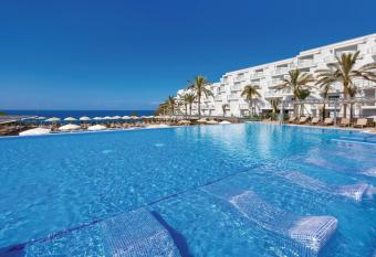 Hotel Riu Buenavista - All Inclusive allows 18 year olds to book a room