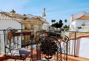 Happy Terrace Downtown Tiny House 100% Portuguese allows 18 year olds to book a room