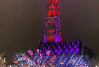 La cour des grands has Balcony rooms