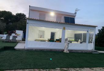 Xalet con piscina privada has Balcony rooms