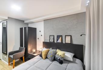 Studio Central e Completo - AYN011 allows 18 year olds to book a room
