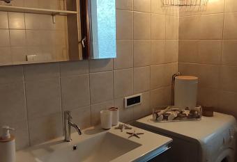 Secret Garden Mandello has rooms with a private hot tub