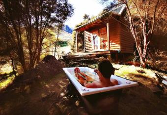 Manaaki Mai, Rustic Retreat Bush Cabin has rooms with a private hot tub